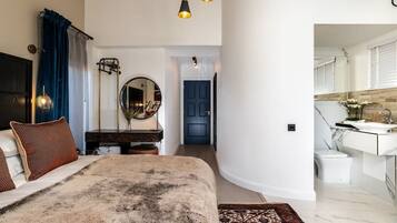 2 bedrooms, iron/ironing board, travel cot, WiFi