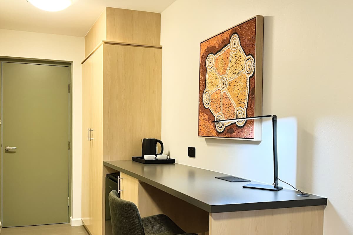 Een bureau, een strijkplank/strijkijzer, gratis wifi, beddengoed