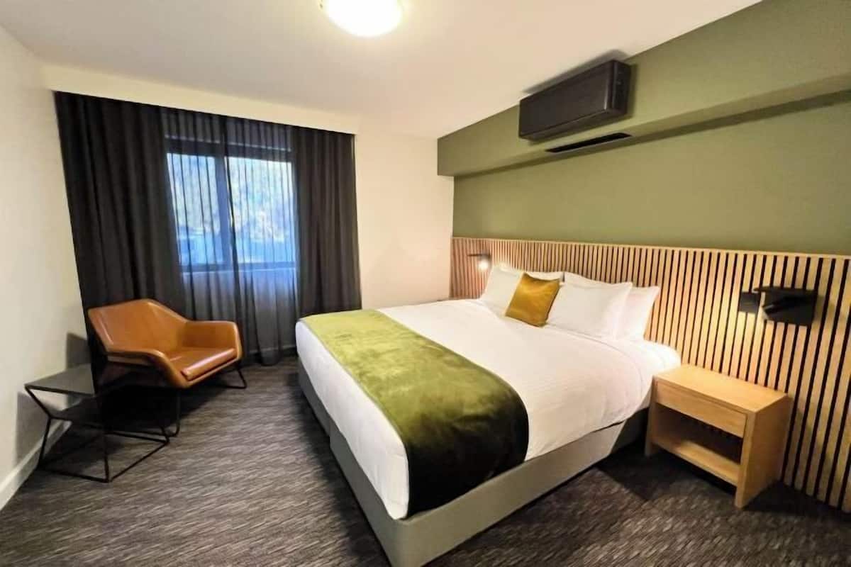 Een bureau, een strijkplank/strijkijzer, gratis wifi, beddengoed