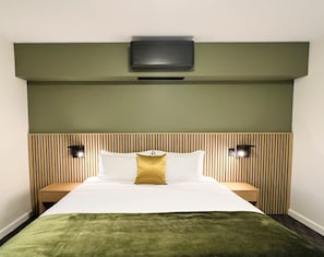 Signature King Room | Desk, iron/ironing board, free WiFi, bed sheets - Mill Hotel Milperra Panania (Milperra)