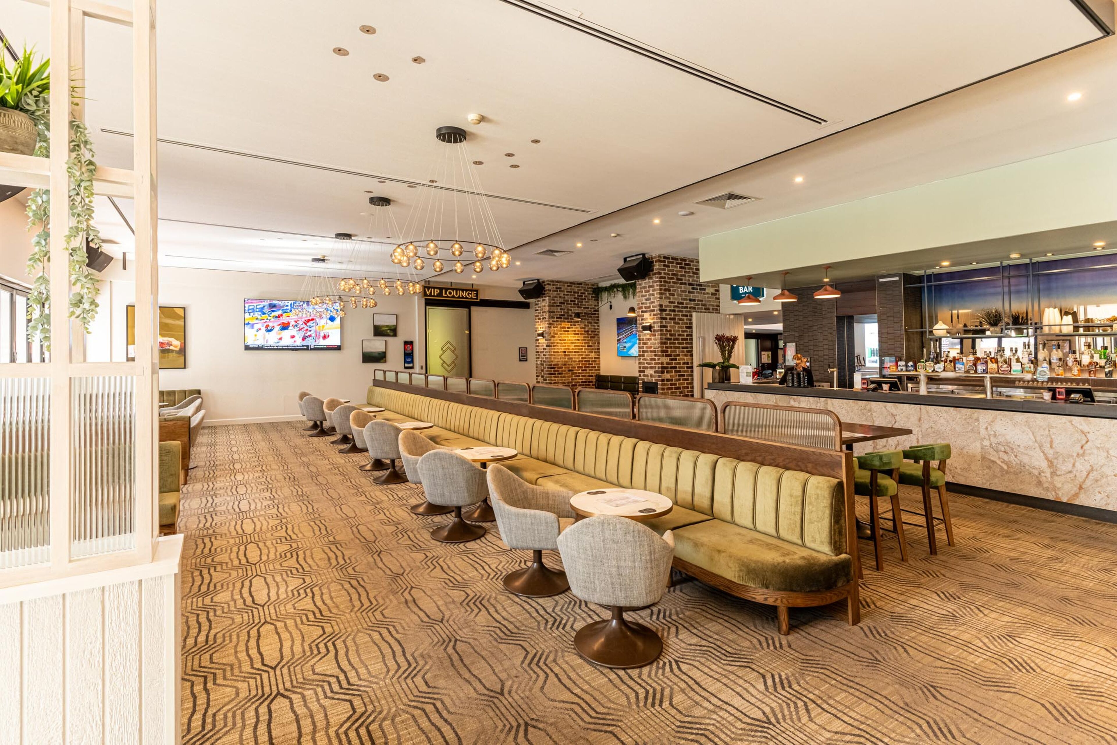 2 bars/lounges