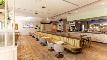 2 bars/lounges
