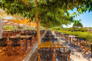 2 restaurants, spécialités Cuisine méditerranéenne