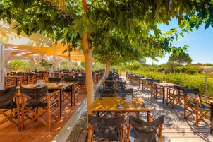 2 restaurantes; se sirve cocina mediterránea 