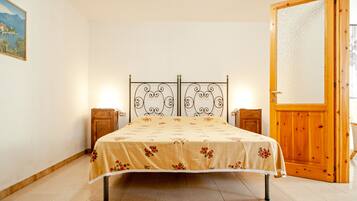 1 habitación, tabla de planchar con plancha y cuna de viaje