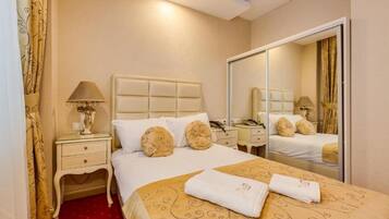 Brankas, setrika/meja setrika, dan Wi-Fi gratis