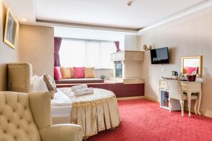 Caja de seguridad en la habitación y tabla de planchar con plancha 