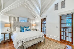 3 habitaciones, tabla de planchar con plancha, wifi y ropa de cama 