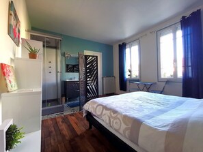 4 bedrooms, desk, iron/ironing board, free WiFi