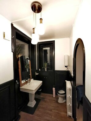 Bathtub, hair dryer, towels, soap - TOWNHOUSE WITH GARDEN IN QUIET NEIGHBORHOOD (ST JUNIEN)