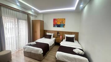 Luxe beddengoed, een bureau, geluiddichte muren, gratis wifi