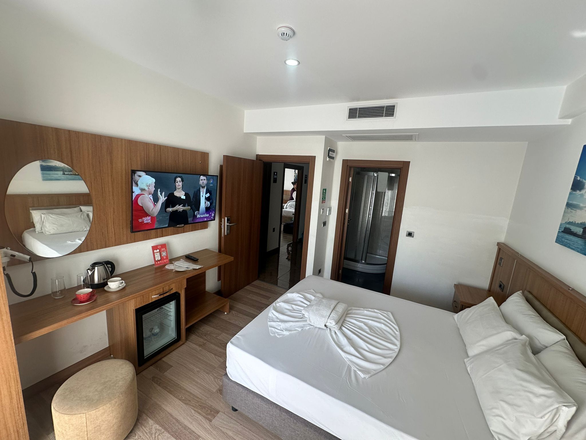 デラックス ルーム | 高級寝具、デスク、防音設備、WiFi (無料)