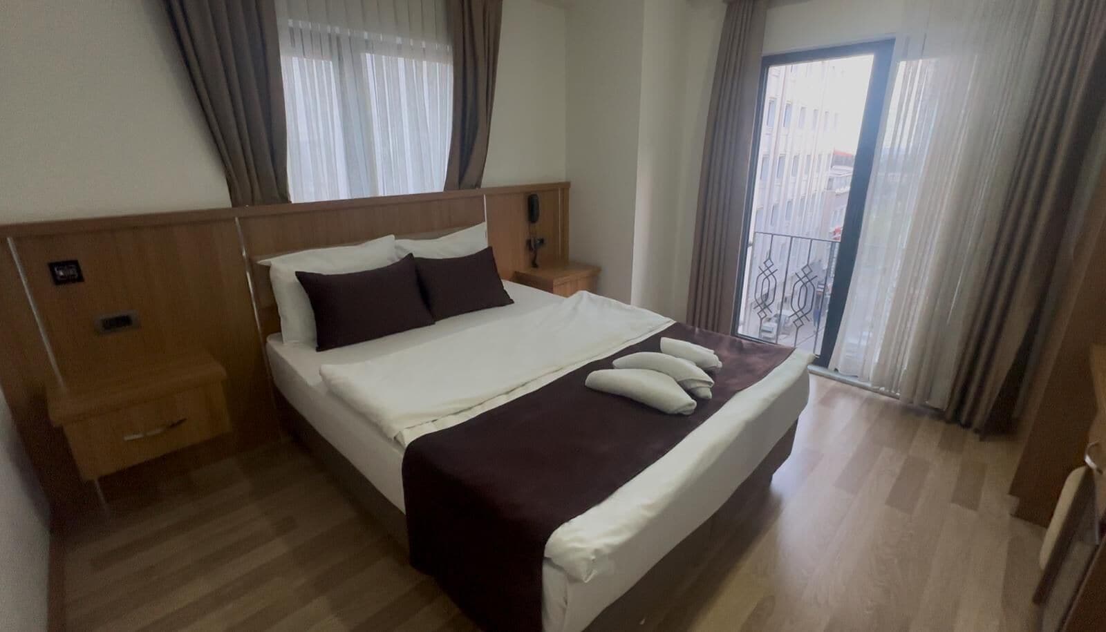 デラックス ダブルルーム ダブルベッド 1 台 禁煙 シティビュー | 高級寝具、デスク、防音設備、WiFi (無料)