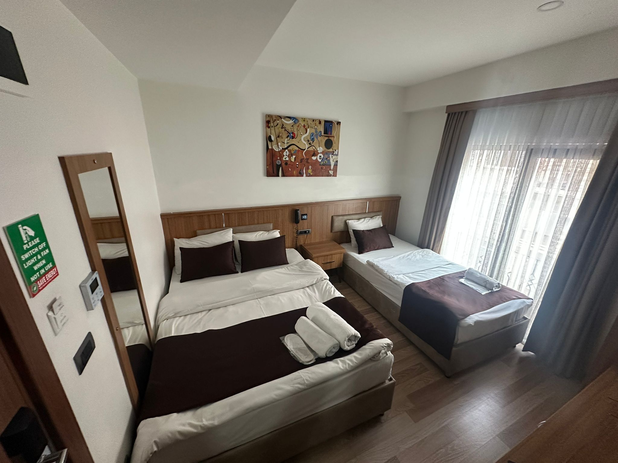 デラックス トリプルルーム | バスルーム | シャワー、ヘアドライヤー、スリッパ、タオル