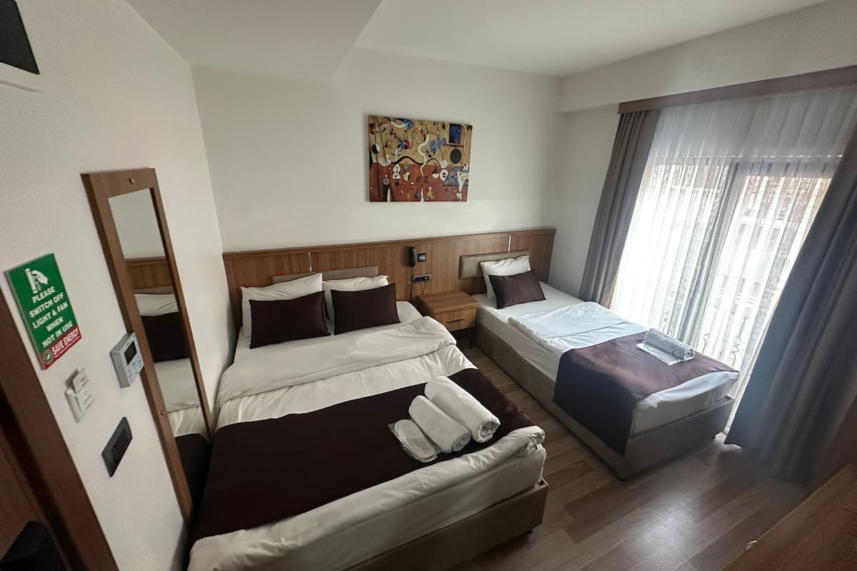 Deluxe Triple Room | Bathroom | Shower, hair dryer, slippers, towels