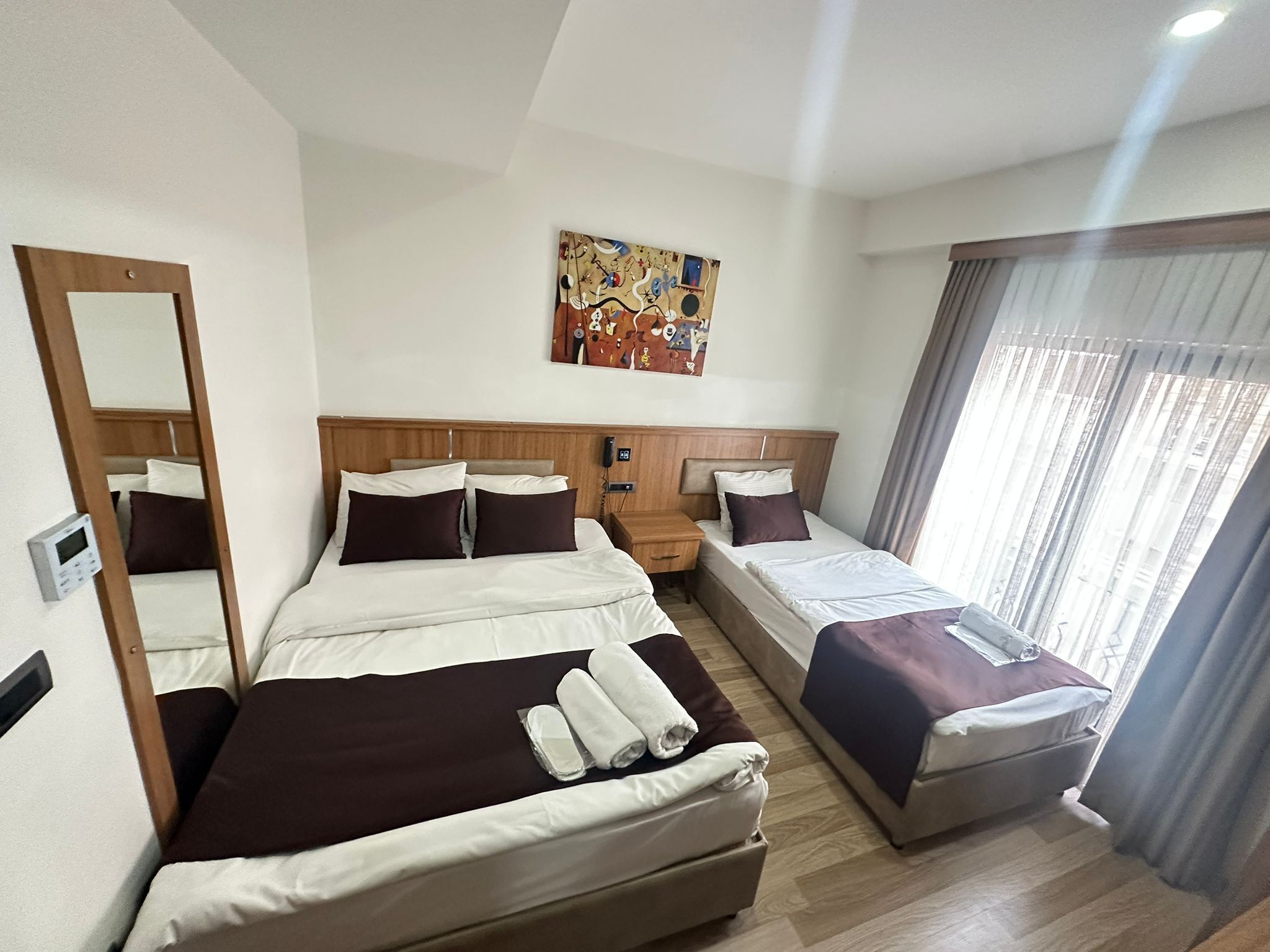 スタンダード トリプルルーム | 高級寝具、デスク、防音設 備、WiFi (無料)