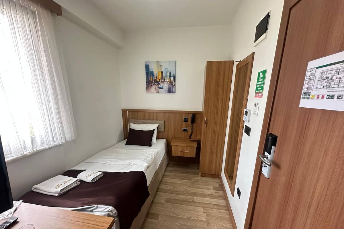 Premium bedding, desk, soundproofing, free WiFi