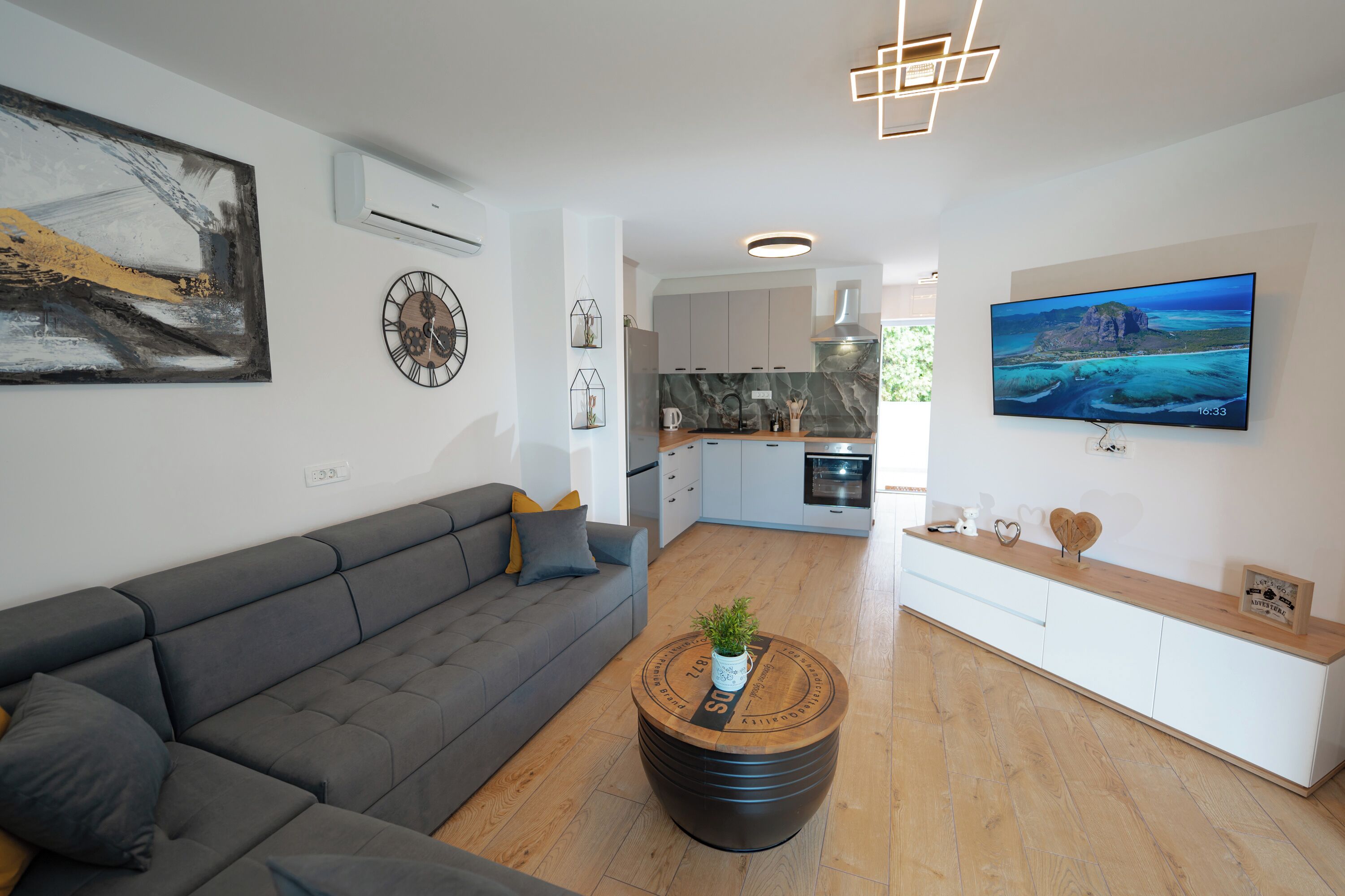 Apartment | Living area | 70-inch LCD TV with satellite channels, TV