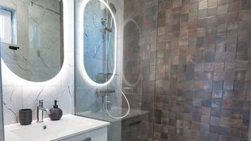 Appartamento | Bagno | Doccia, asciugacapelli, asciugamani, carta igienica