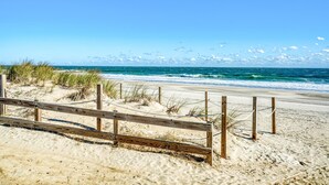 På stranden