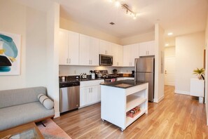 Frigorifero, microonde, forno, piano cottura