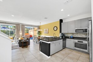 KĂŒhlschrank, Mikrowelle, Ofen, Herdplatte