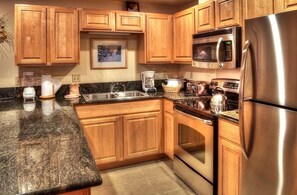 Kjøleskap, mikrobølgeovn, ovn og kokeplater