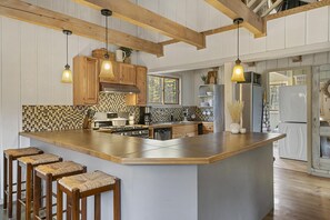 冷蔵庫、電子レンジ、オーブン、コンロ