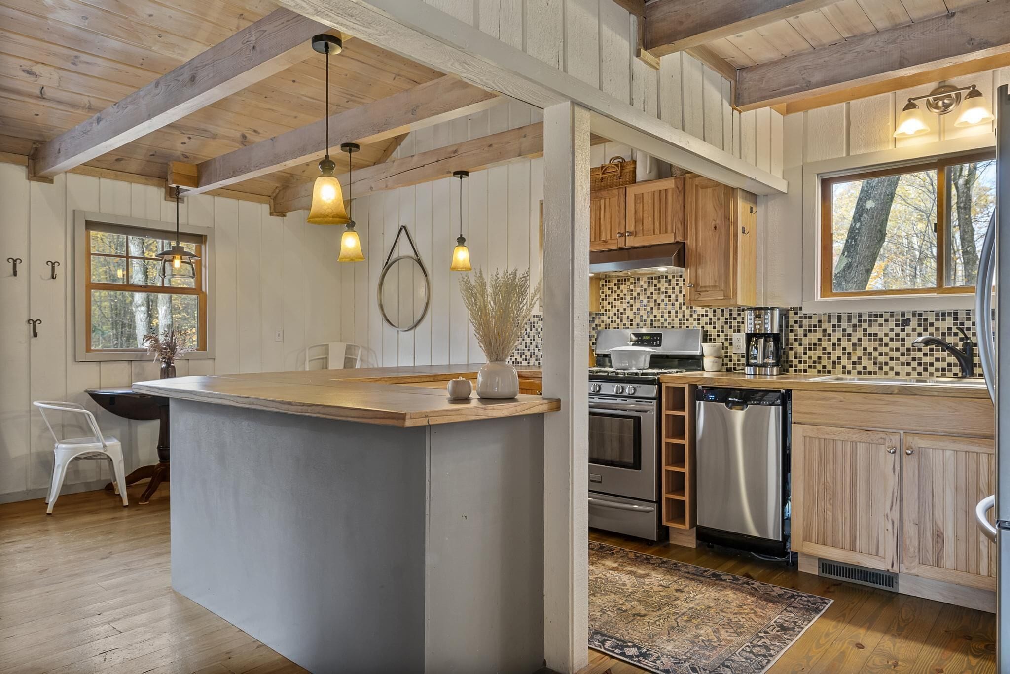 Réfrigérateur, four à micro-ondes, un four, surface de cuisson