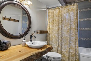 Kombinert dusj/badekar, hårføner, håndklær og såpe