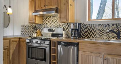 The Cottage Up North - Ski, Snowmobile, Shop, Dine