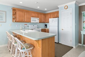 Réfrigérateur, micro-ondes, plaque de cuisson, lave-vaisselle