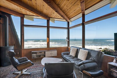 Oceanfront Cottage : 1  BR, 1  BA House in Cambria, Sleeps 2