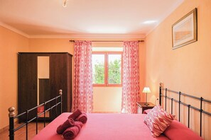 4 slaapkamers, een strijkplank/strijkijzer, gratis wifi, beddengoed