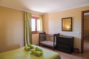 4 bedrooms, iron/ironing board, free WiFi, bed sheets