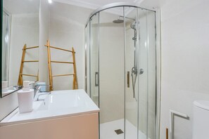 Een douche, een haardroger, handdoeken
