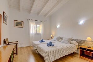 6 bedrooms, iron/ironing board, free WiFi, bed sheets