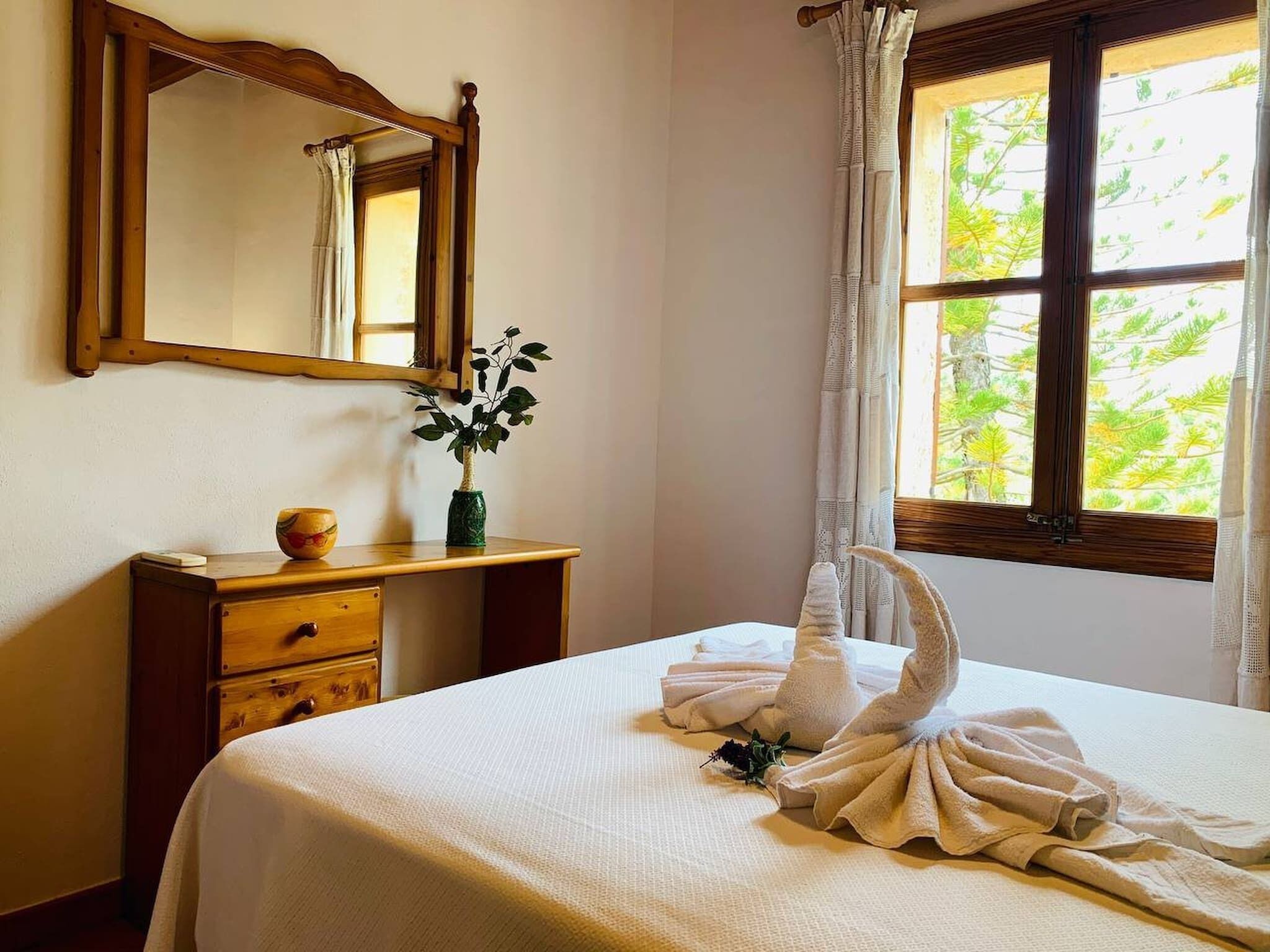 3 slaapkamers, een strijkplank/strijkijzer, gratis wifi, beddengoed