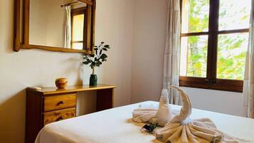 3 slaapkamers, een strijkplank/strijkijzer, gratis wifi, beddengoed