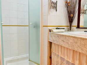 Shower, hair dryer, towels - Banyols by Rentallorca (Alaro)