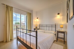 4 chambres, fer et planche à repasser, Wi-Fi gratuit, draps fournis