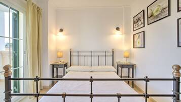 4 slaapkamers, een strijkplank/strijkijzer, gratis wifi, beddengoed