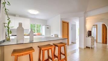 Réfrigérateur, micro-ondes, four, lave-vaisselle