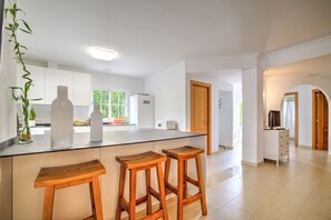 Refrigerador, microondas, horno, lavavajillas