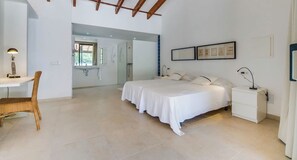 3 slaapkamers, een strijkplank/strijkijzer, gratis wifi, beddengoed