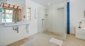 Shower, hair dryer, towels - Son Guillotet by Rentallorca (Maria de la salut)