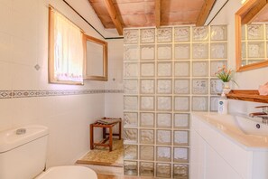 Chuveiro, secador de cabelo, toalhas de banho