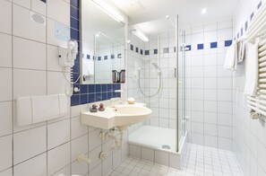 Shower - Nice panorama hotel in great surroundings for excursions or for long-term rental (Waldkirchen)