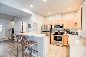 Køleskab, mikrobølgeovn, ovn, kogeplade