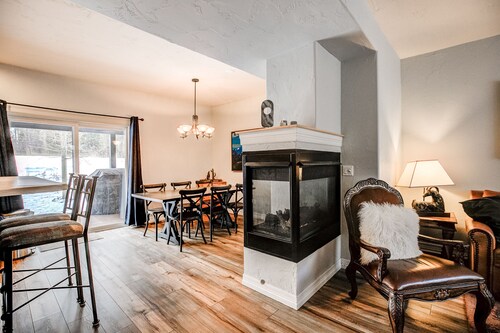 Kingdom Park Townhome: Nice Space, On Shuttle Route